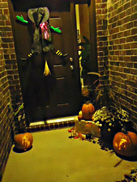 Halloweenfrontdoor